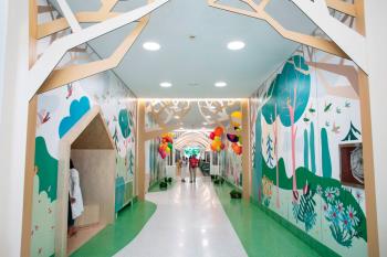 Lee toda la noticia 'Los pasillos del Hospital Niño Jesús se transforman en el parque del Retiro'