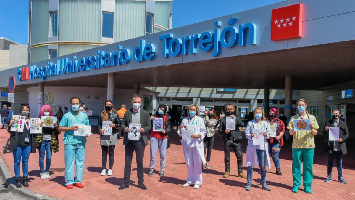 La entrega ha tenido lugar en el Hospital Universitario de Torrejón y ha contado con la presencia del concejal de Bienestar, Educación e Inmigración, Rubén Martínez  