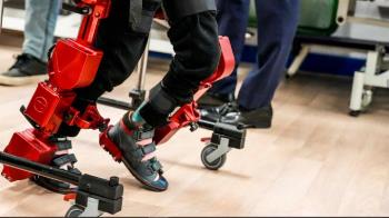 Alumnos del CPEE Miguel de Unamuno realizan sesiones de fisioterapia con un exoesqueleto
