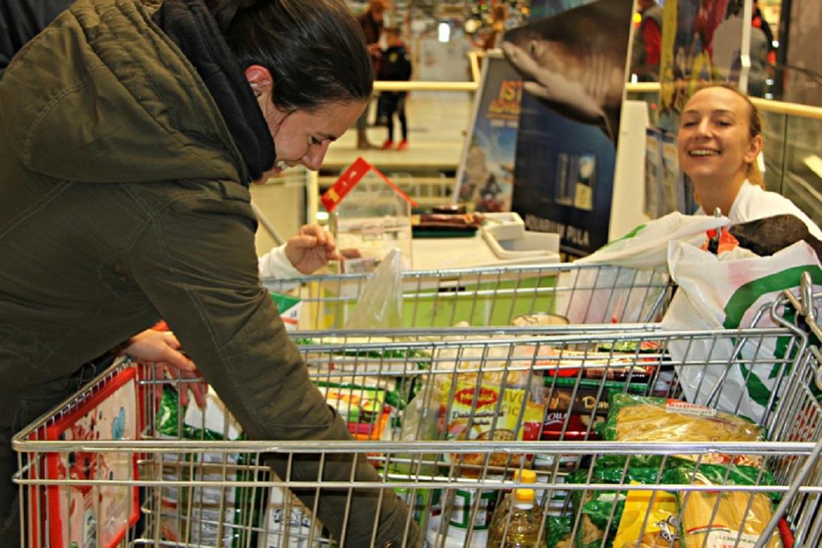 Estas donaciones se han depositado en supermercados del centro comercial Megapark a traves de cajas solidarias 