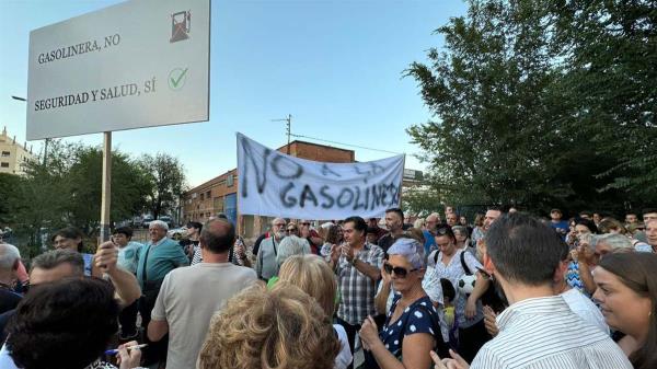 Vecinos de Torrejón se movilizan contra la instalación de la nueva gasolinera 