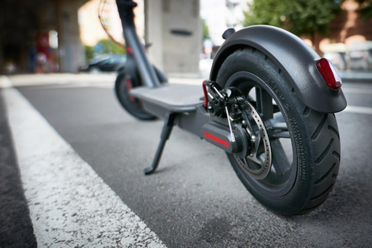 Los VMP (como por ejemplo los patinetes eléctricos) y las bicicletas no pueden circular por las aceras ni zonas peatonales