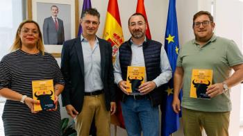 Presentó su nueva obra al alcalde, Carlos Blázquez 