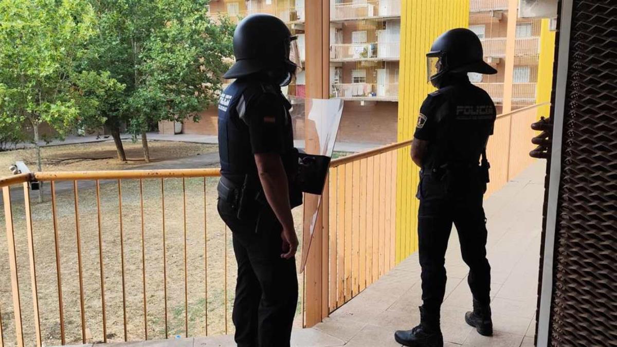 La Policía Municipal colabora en el desalojo pacífico de una vivienda en la Corrala
