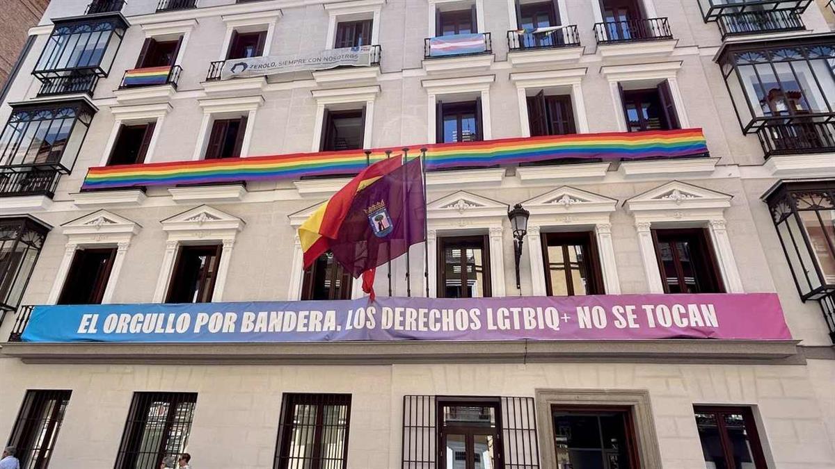 Más Madrid y PSOE denuncian que el Ayuntamiento les inste a retirar la bandera LGTBIQ+ de los balcones de los grupos municipales