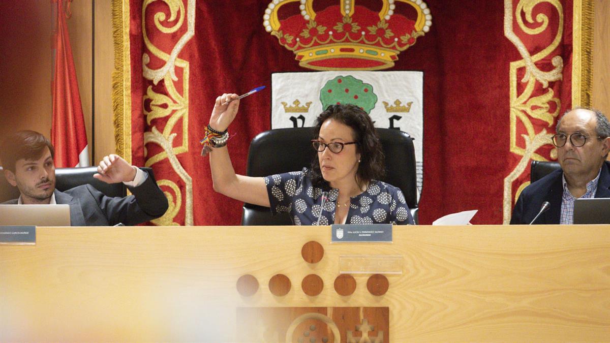 La alcaldesa plantea el primer paso en las políticas de ahorro del ayuntamiento
