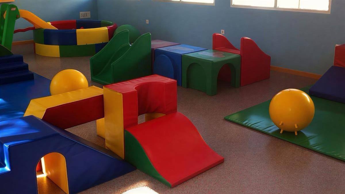 El Ayuntamiento renueva las instalaciones interiores y el patio exterior para ofrecer un espacio más moderno, seguro y adaptado a las necesidades de los usuarios