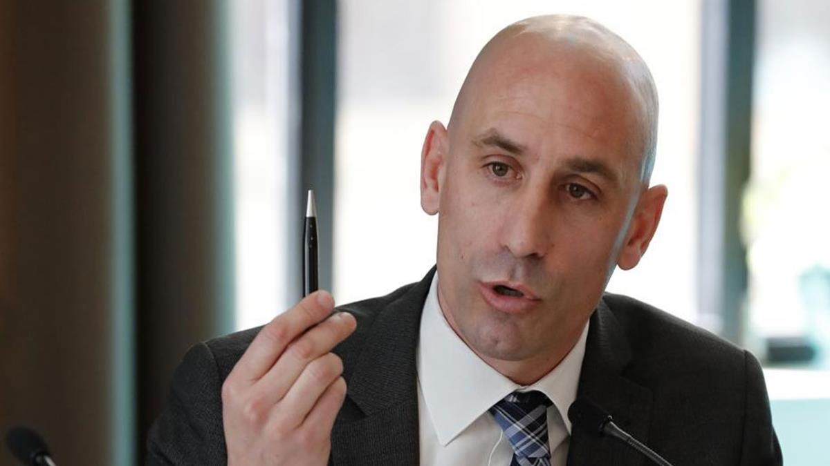 El presidente de la RFEF está acusado de "una campaña de hostigamiento contra clubes de la Liga Iberdrola"
