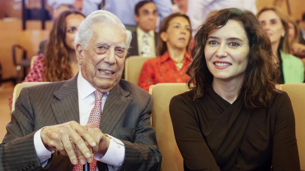 Tanto el delegado del Gobierno como la presidenta regional lamentan el fallecimiento del escritor