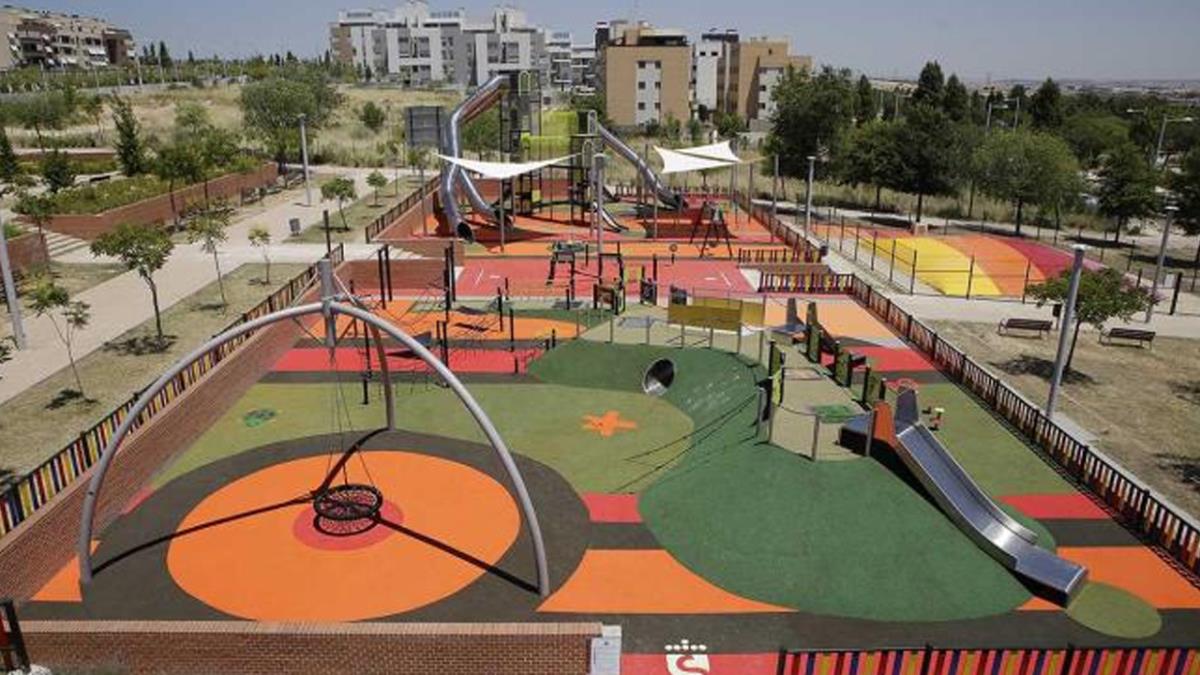 El pie de la menor se quedó en lo alto del tubo mientras su cuerpo siguió cayendo 