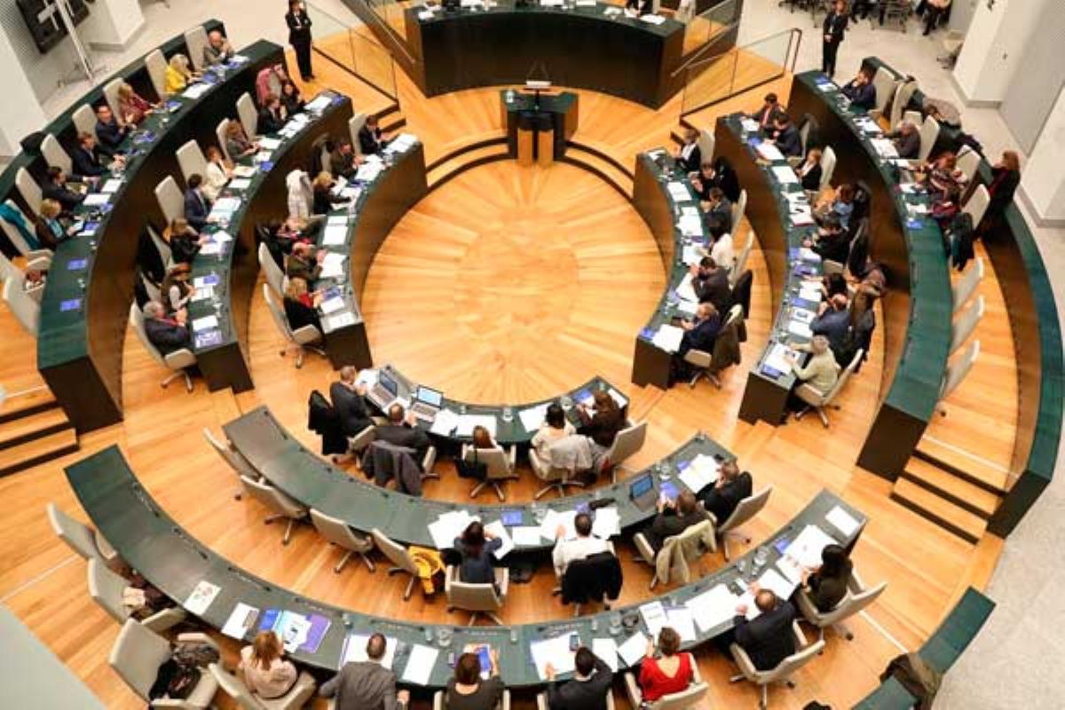 El ayuntamiento de la capital saca adelante la rebaja fiscal prometida para amortiguar la crisis económica provocado por el coronavirus