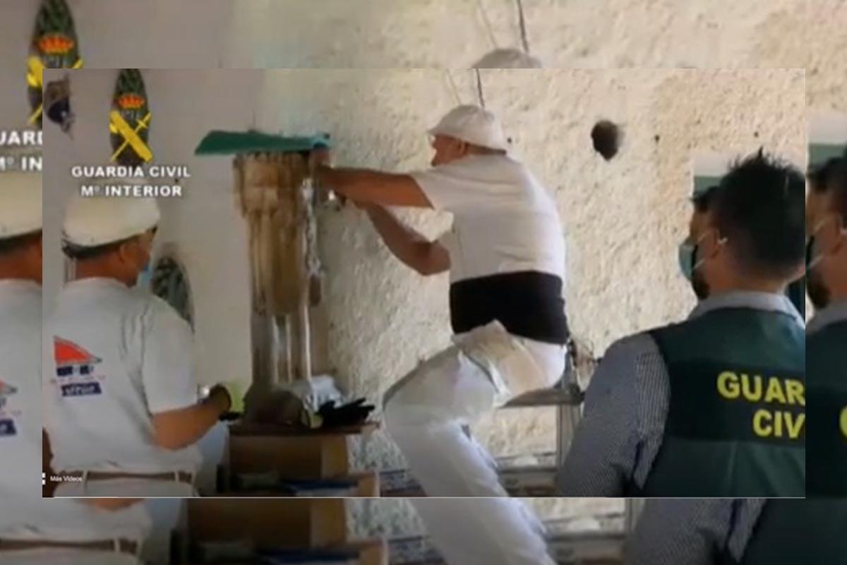 Es uno de los torreones de alabastro situados en las esquinas de la sepultura, que se une a los dos relieves recobrados en 2017 