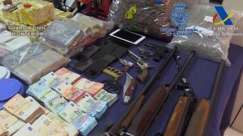 Los agentes han incautado sustancias, armas y grandes cantidades de dinero en efectivo