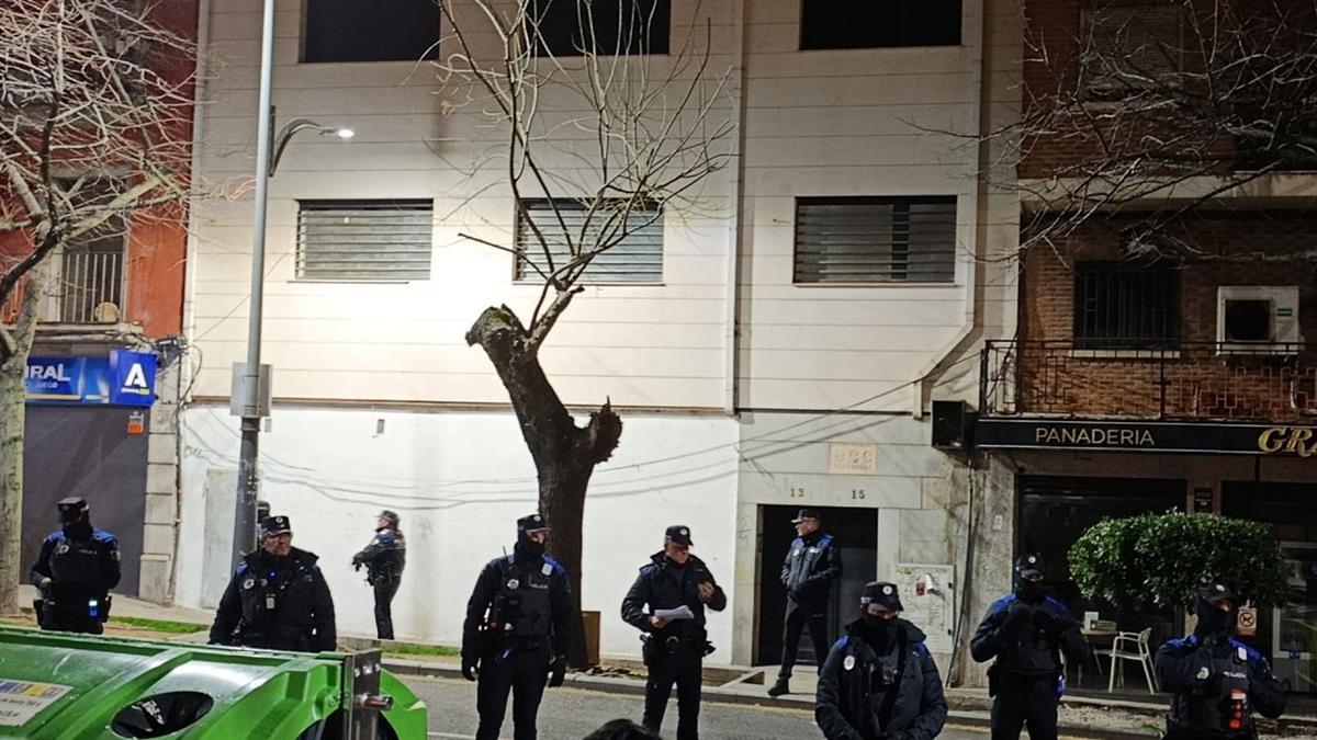Desalojadas un centenar de personas en un edificio de la calle Real 13-15