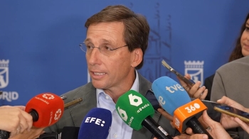 El alcalde de la capital contrapone su gestión al modelo de Pedro Sánchez