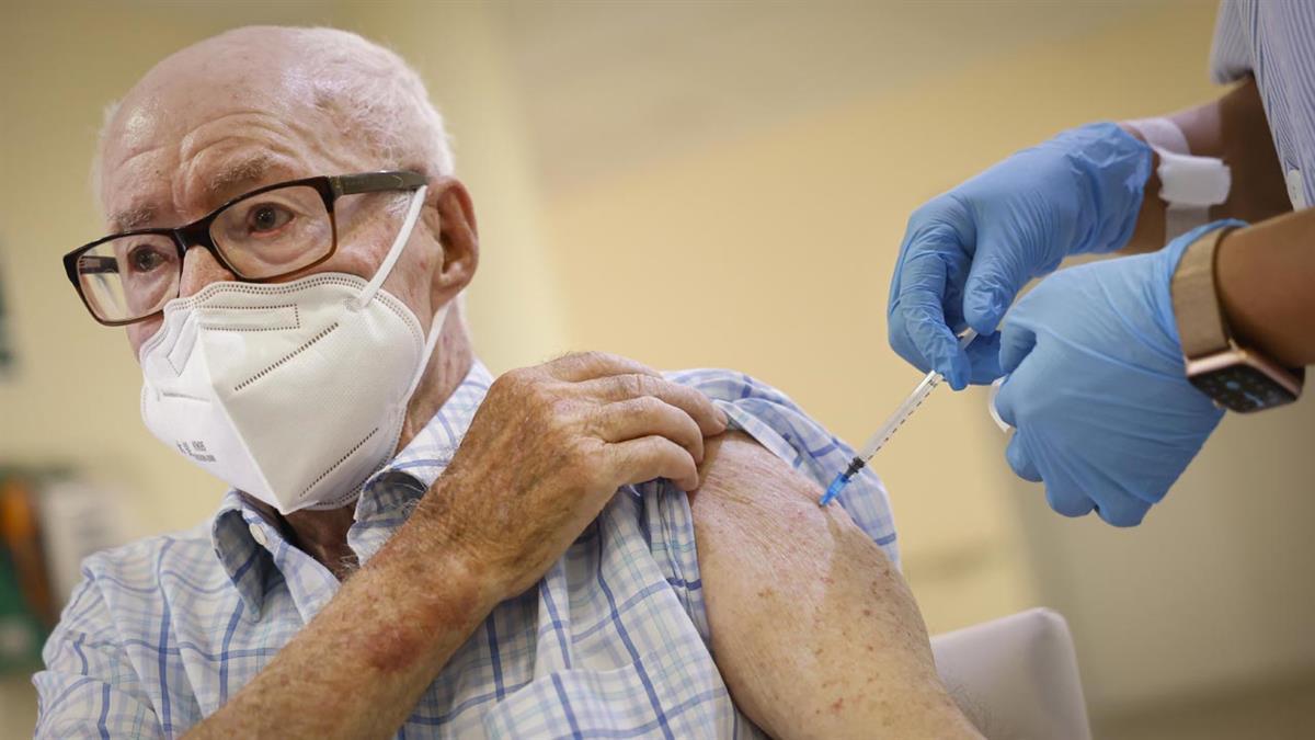 El viceconsejero de Salud Pública, Antonio Zapatero, visita una de las residencias donde se ha empezado a administrar la vacuna