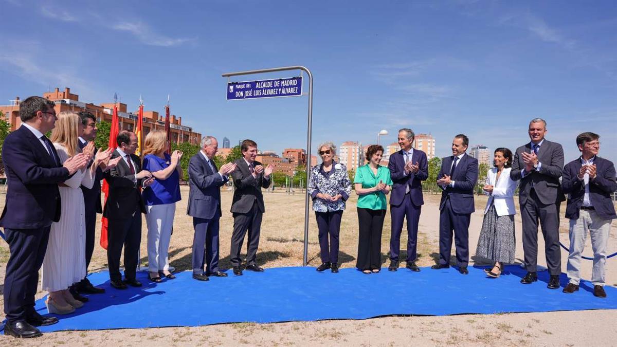 Almeida ha descubierto la placa que da nombre a esta zona verde