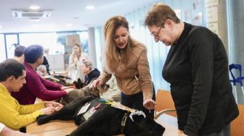 Ana Dávila, la consejera de Familia, Juventud y Asuntos Sociales, ha visitado la Residencia Majadahonda 
