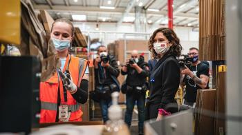 La presidenta de la Comunidad de Madrid ha visitado hoy el centro logístico de Amazon ubicado en Alcalá de Henares