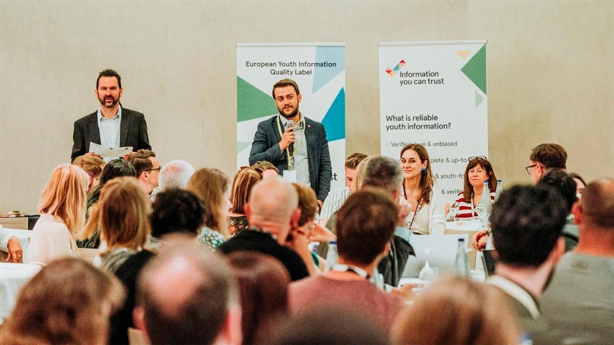 La región ofrece una red de 394 servicios de información para este colectivo y ha suscrito la Carta Europea en esta materia