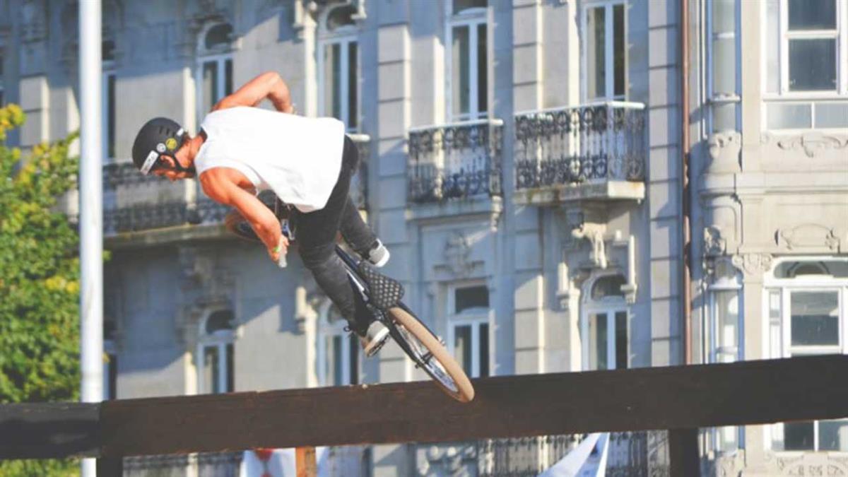 Madrid tiene ese truco raro: el deporte no se queda en el estadio, se derrama por la ciudad.