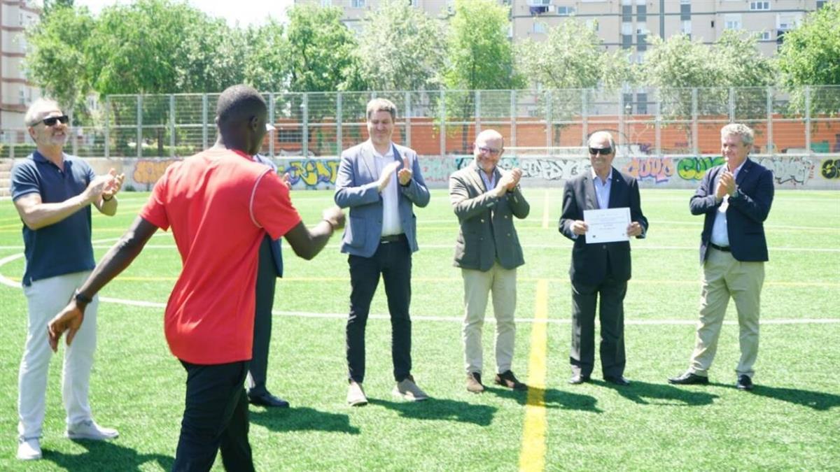14 jóvenes reciben un curso como asistente de entrenador en equipos de fútbol