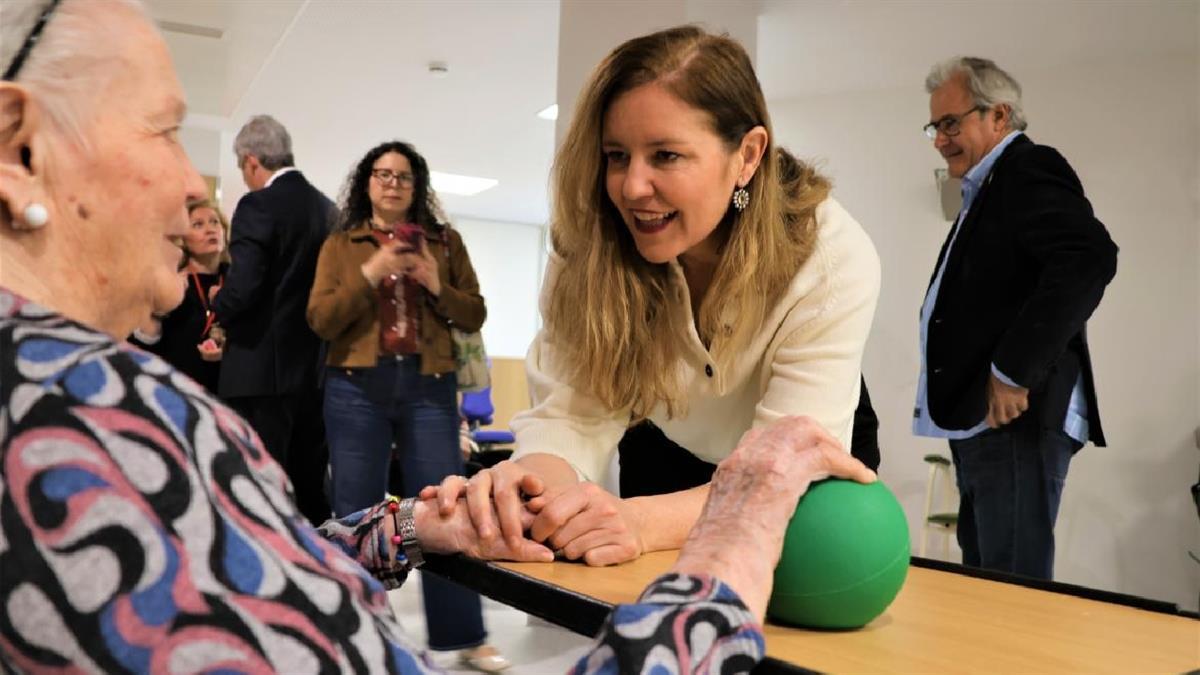 La consejera de Familia, Juventud y Asuntos Sociales, Ana Dávila, ha visitado la Residencia de Mayores de Navalcarnero