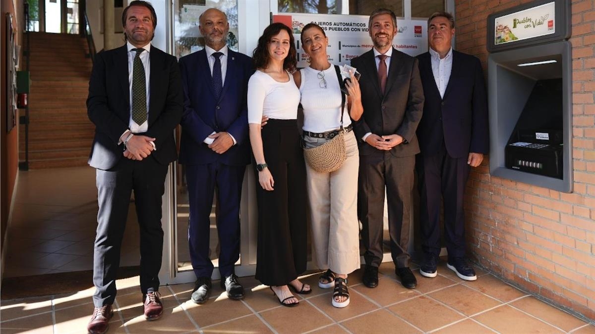 La administración regional instalará 61 nuevos cajeros en localidades sin oficina bancaria y se convierte en la primera región de España en cumplir este hito