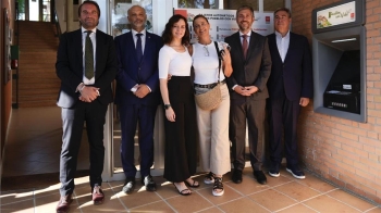 La administración regional instalará 61 nuevos cajeros en localidades sin oficina bancaria y se convierte en la primera región de España en cumplir este hito