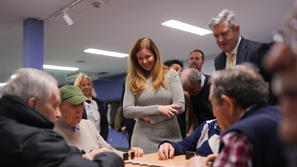 Ana Dávila, la consejera de Familia, Juventud y Asuntos Sociales, ha visitado el Centro de Mayores de la localidad 