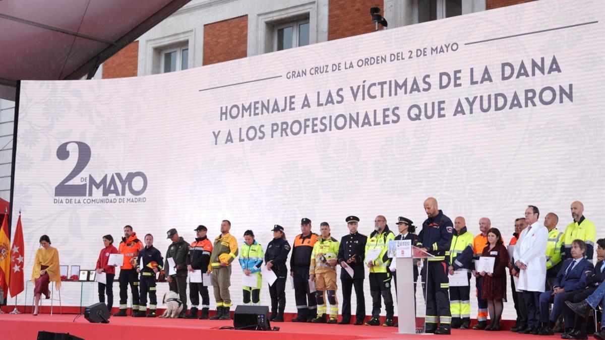 La Comunidad de Madrid entregó la Gran Cruz a profesionales y voluntarios que estuvieron en Valencia