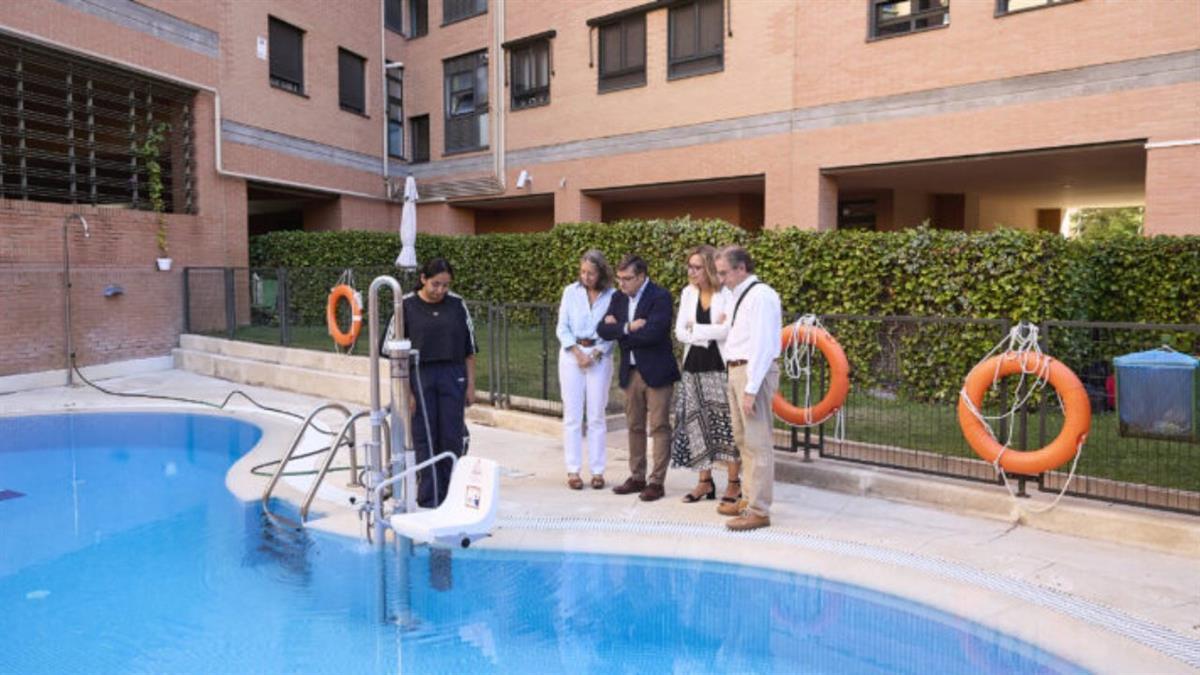 Con la instalación de grúas fijas en piscinas comunitarias