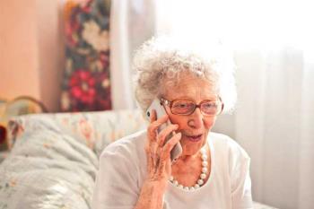 La Comunidad de Madrid pone en marcha un servicio de atención telefónica para los mayores residentes en viviendas sociales
