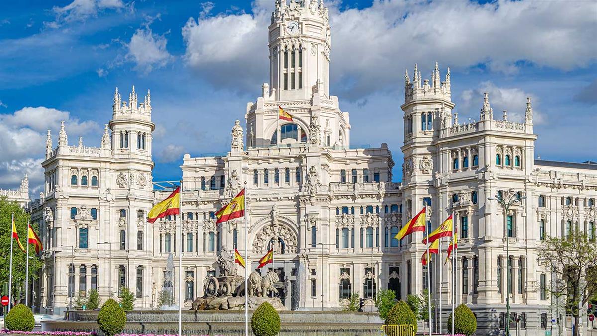 Madrid rara vez se detiene: madrileños y turistas se mueven por la ciudad a lo largo del día