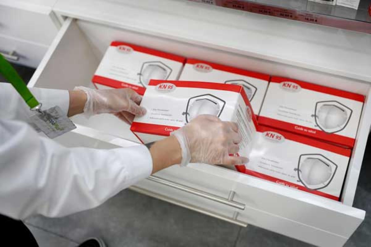 El cargamento cuenta con mascarillas, batas médicas y guantes de nitrilo para los hospitales madrileños