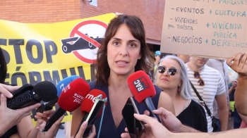 La portavoz de Más Madrid acude a la concentración en contra de la Fórmula 1 en la capital