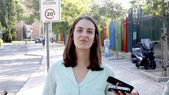 La portavoz de Más Madrid se acerca hasta la calle Juan Esplandiú para exponer los problemas