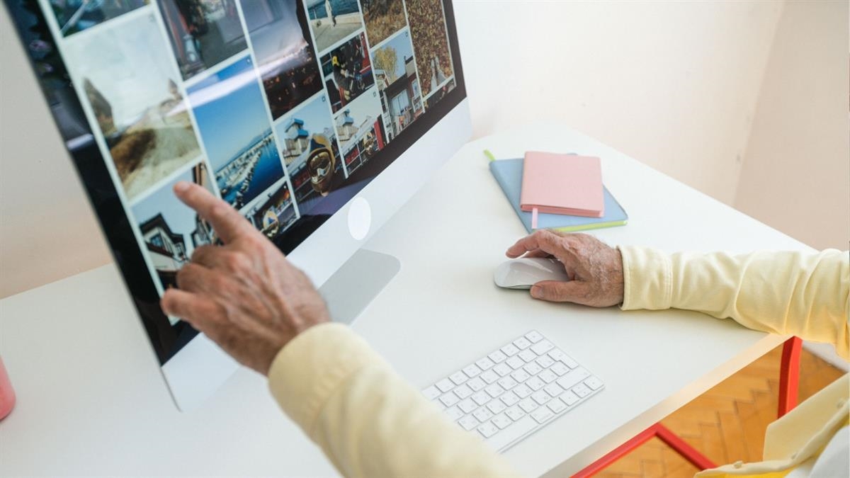 El Ayuntamiento enseña a los mayores a organizar fotos, usar el correo y tramitar el certificado digital desde el móvil
