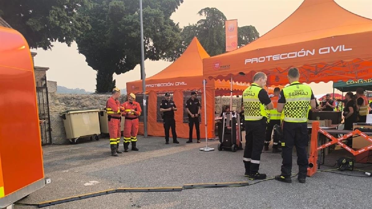 La alcaldesa, Lola Moreno y su equipo de gobierno, atendieron en el polideportivo Príncipe Felipe a los evacuados de Cenicientos