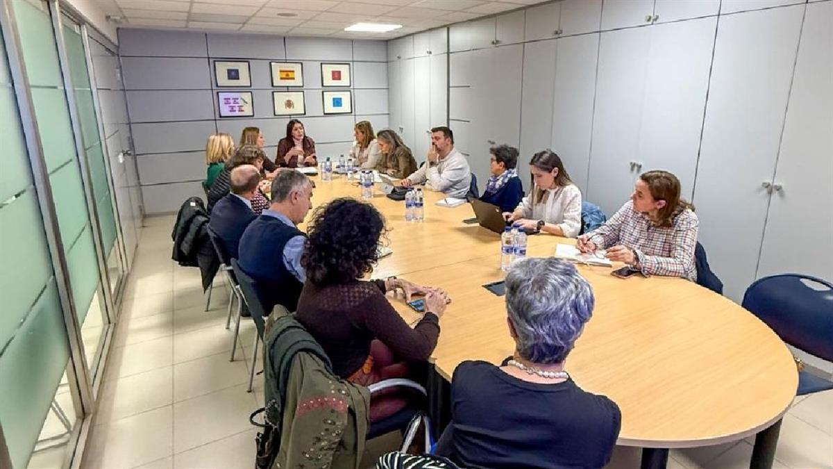 La alcaldesa anima a los centros educativos y a las familias a utilizar todas las herramientas