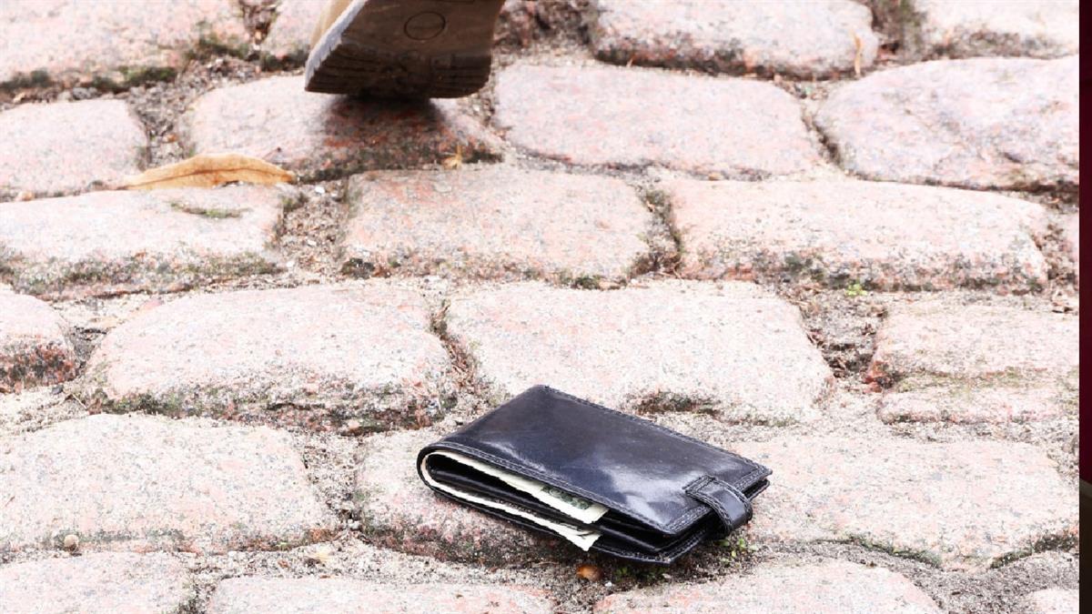 Bolsos de marca, carteras con documentación y tabletas electrónicas, entre los objetos perdidos que buscan dueño 