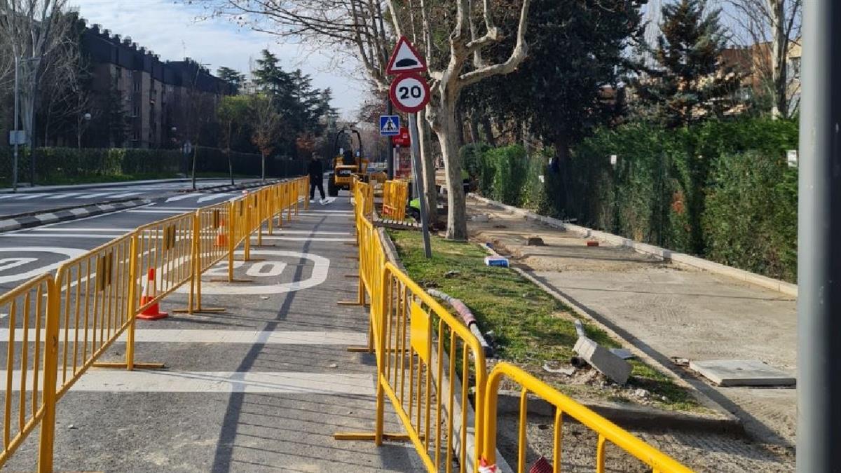 El Ayuntamiento ha renovado el acerado de la Avenida de los Reyes Católicos
