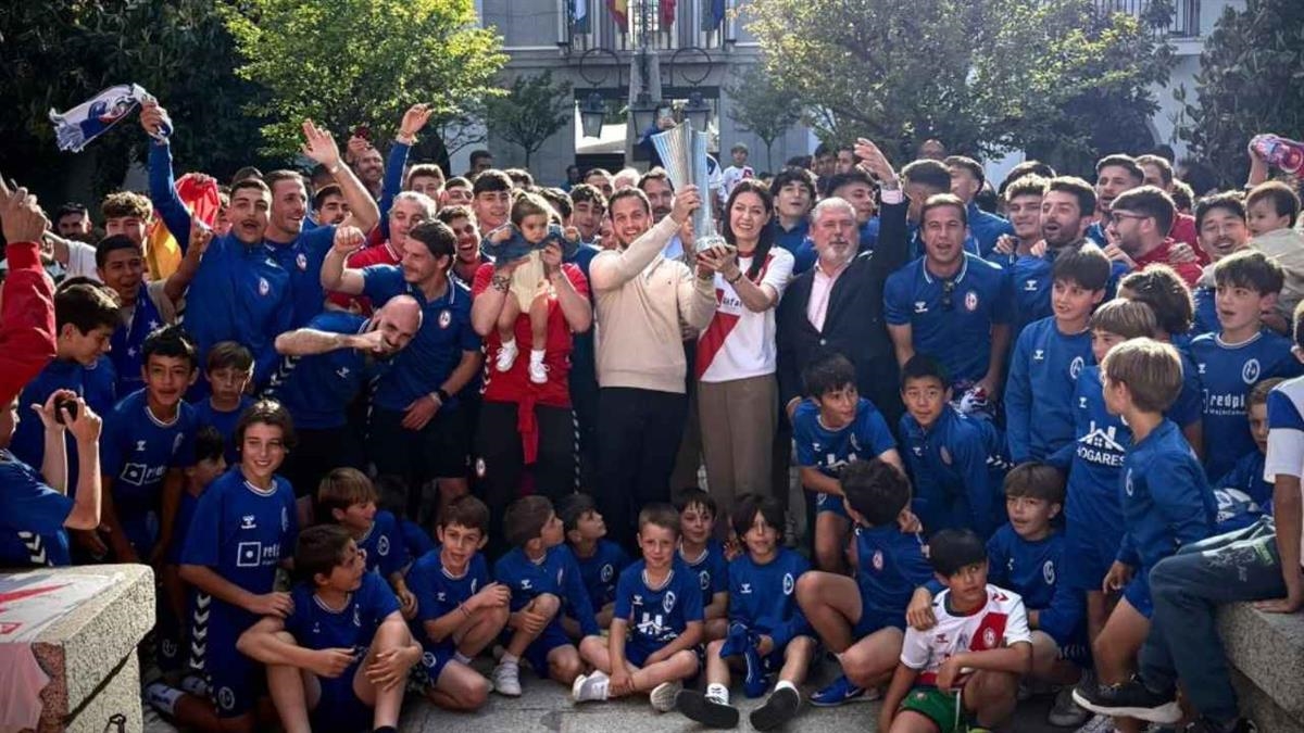 Los representantes del Club de Fútbol Rayo Majadahonda serán quienes pronuncien las palabras desde el balcón 