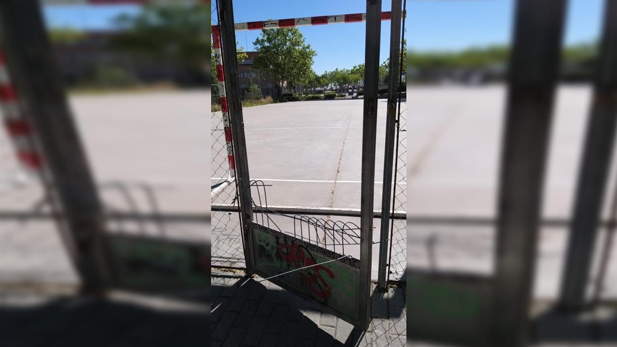 Doce familias afectadas por los continuos botellones y mal uso de las pistas hasta altas horas de la madrugada