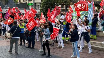 Los trabajadores protestan frente al Ayuntamiento por "impagos constantes" 