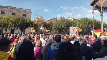 Los vecinos se concentraron en la Plaza de Cervantes bajo el grito "¡España no se vende!"
