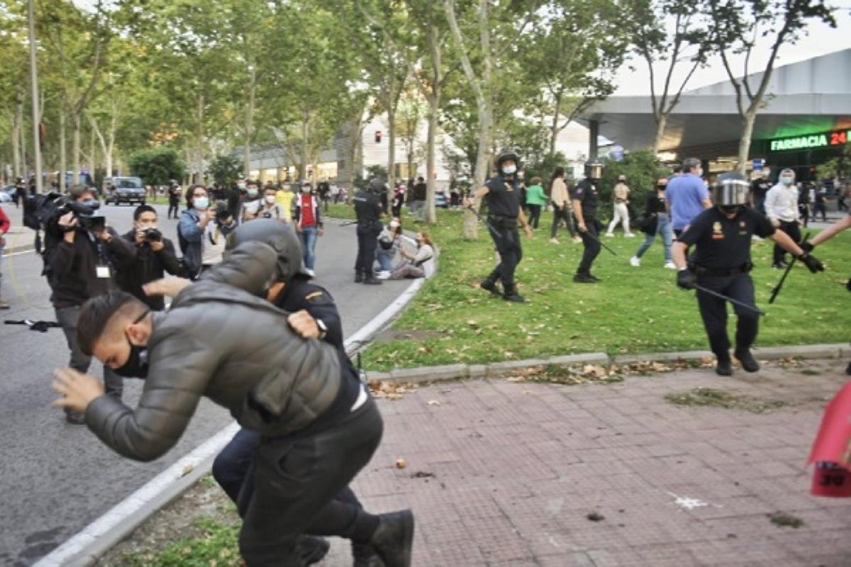 Las asociaciones de vecinos y personajes públicos denuncian la violencia policial contra los manifestantes