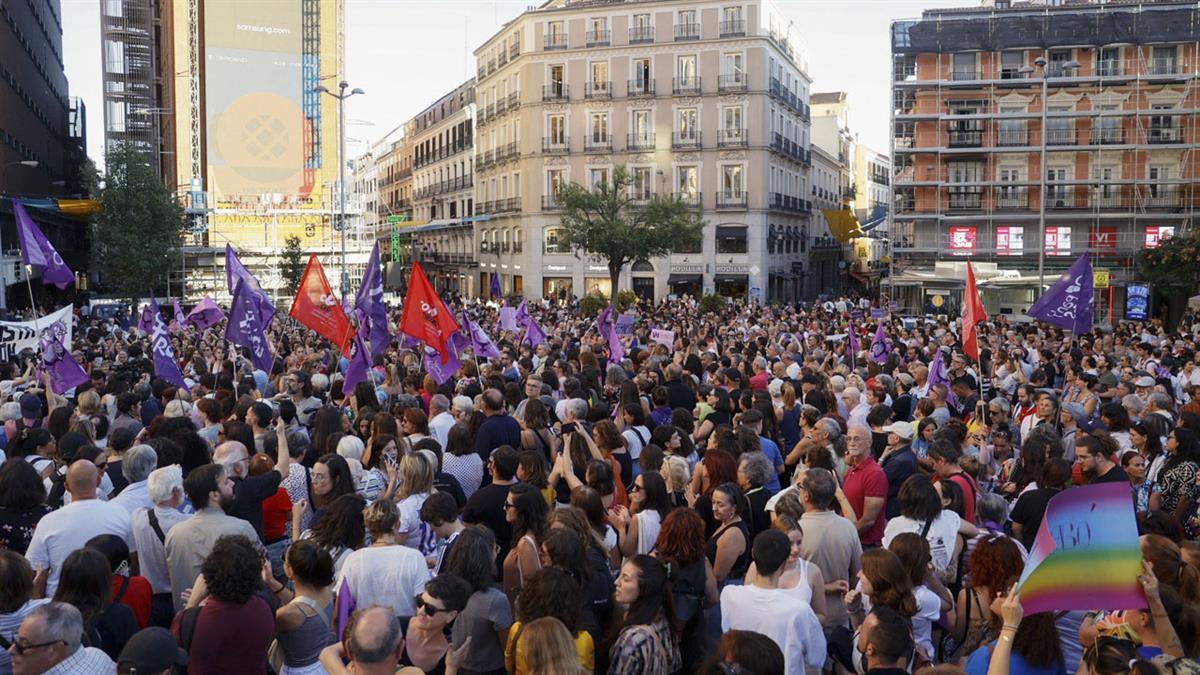 Bajo el grito "Rubiales se acabó", cientos de mujeres pedían justicia para la jugadora