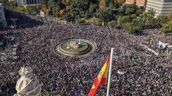 Miles de personas llenan las calles de la capital para protestar contra el Gobierno regional