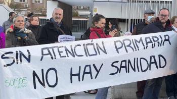 PSOE y Somos Pozuelo acudieron a la concentración de ayer en el Centro de Salud para mostrar su apoyo a los sanitarios de la ciudad 